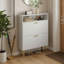 Armoire à chaussures blanche, étroite et indépendante avec deux portes et tablettes rabattables; Le rangement dissimulé permet d'économiser de l'espace.