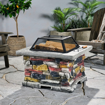 Table foyer au bois en béton gris pierre 28 po. Rehaussez votre décor extérieur. Acier mat élégant, flammes charmantes. Bol chauffant en fer, base en ciment renforcé de fibre de verre. Comprend une housse en filet et un outil.