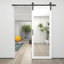 Porte de grange coulissante à miroir en bois massif avec design moderne et quincaillerie incluse