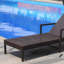 Ensemble de chaises longues d'extérieur avec table Kahmari
