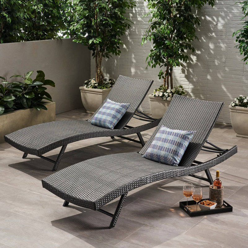 Chaise longue grise confortable avec support en fer et siège respirant