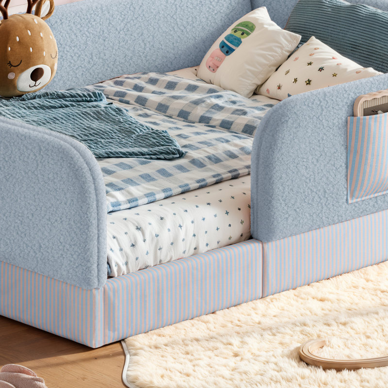 Grand lit de plancher pour enfant avec rembourrage en peluche et traverses de sécurité Nuuse, Bleu
