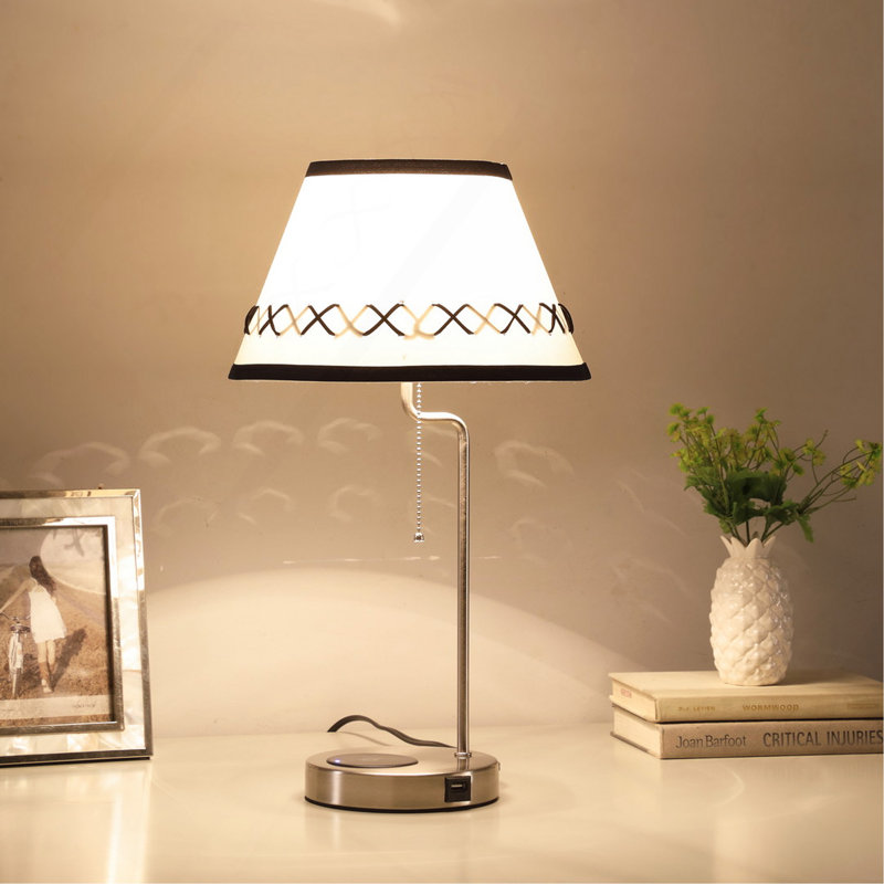 Lampe de table moderne 20 pouces Shelby avec station de recharge USB / USB