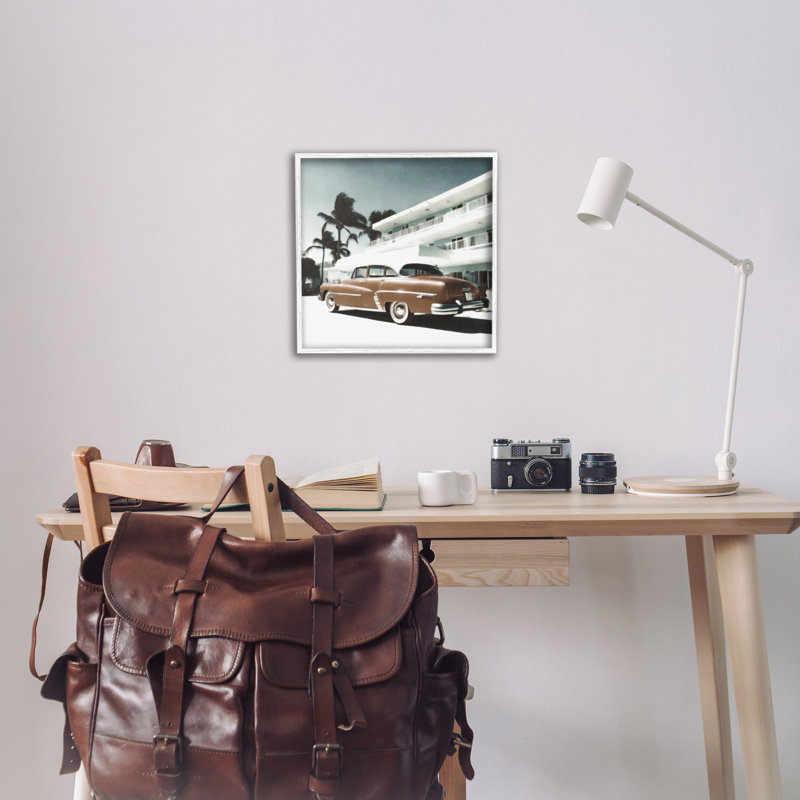 «Miami Classic Voiture», estampe numérique de Noah Bay, Estampe numérique encadrée blanc bord de mer, H 24 po x l 24 po