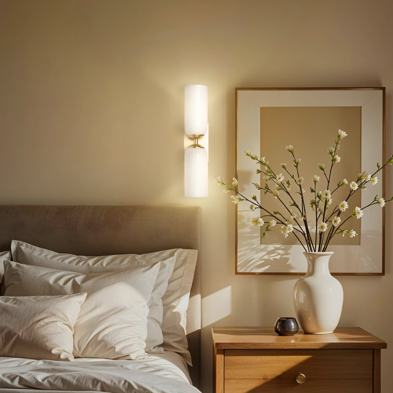 Applique murale double en verre - Métal, verre et or, ivoire blanc à 2 lumières câblées à intensité variable pour la salle de bain, le salon ou l'extérieur dans un style moderne, Mid-Century et contemporain
