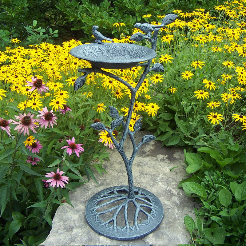 Hub Metal Pedestal Birdbath