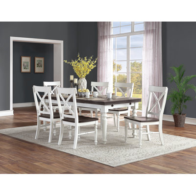 2 chaises brunes et blanches