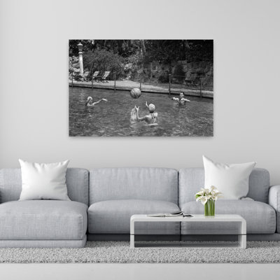 «1930S 1940S» jouant avec un ballon de plage dans une piscine, rétro, rétro, palmier rétro, art mural tropical