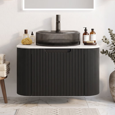 Ensemble de meuble-lavabo mural 24 po avec lavabo, armoire de rangement en contreplaqué noir rayé à bords arrondis avec tiroir, lavabo rond en verre noir transparent et plateau en pierre frittée blanc de Carrare