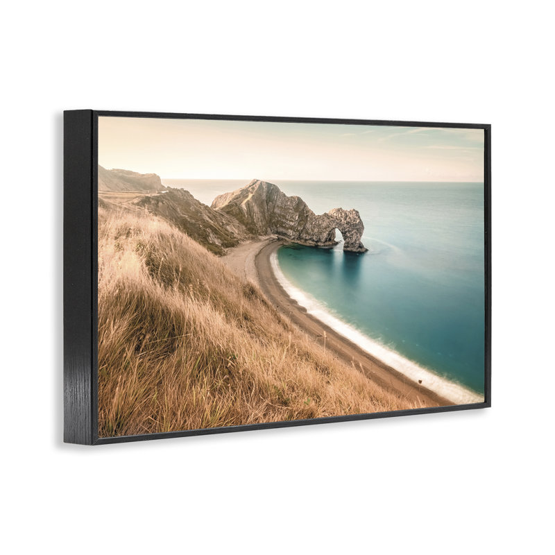 «Beach with Arched Cove», estampe numérique par Nataly White, Giclée encadrée noir minuit, H 16 po x l 24 po