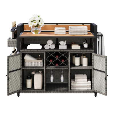 Chariot de barbecue extérieur en osier l 52,8 po avec plateau de table en bois en plastique allongé, îlot de cuisine sur roulettes avec armoire de rangement, pour patio, jardin, piscine, conception à deux poignées