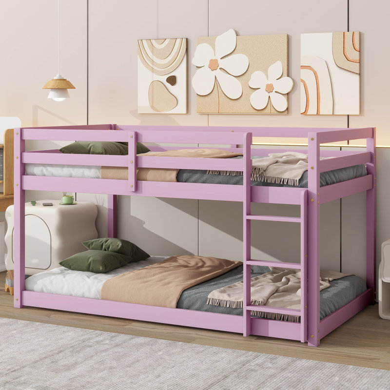 Lit mezzanine simple au-dessus d'un lit simple en bois massif et en bois d'hévéa massif avec échelle, plateforme supérieure et inférieure, avec lattes renforcées, rose