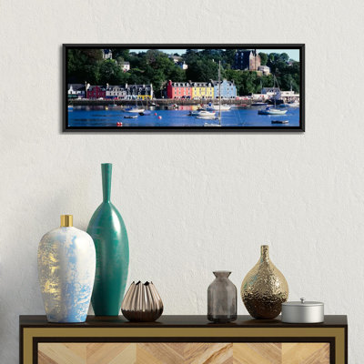 « main street architecture, tobermory, île of mull, inner hebrides, écosse, royaume-uni », reproduction de photo sur toile