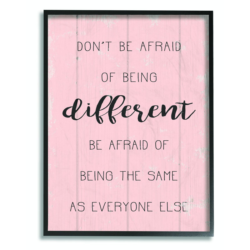 «Don't Be Afayez Pink Wood Texture Inspirational Word Design», art textuel, H 30 po x l 24 po, Giclée encadrée noir minuit