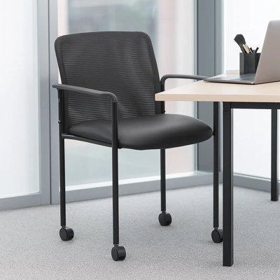 Chaise d'invité empilable avec roulettes Vayu, filet noir et vinyle Caressoft