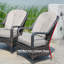 Deux chaises de patio avec coussins