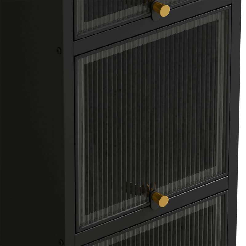 Élégante armoire moderne en fer et en verre trempé avec un design cannelé, plusieurs compartiments de rangement et des pieds de protection pour une organisation à domicile efficace