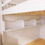 Lit mezzanine grand avec cadre en bois avec escalier, tablettes et garde-robe-498019224