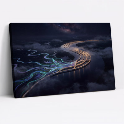 Toile murale représentant une autoroute futuriste surplombant une rivière lumineuse