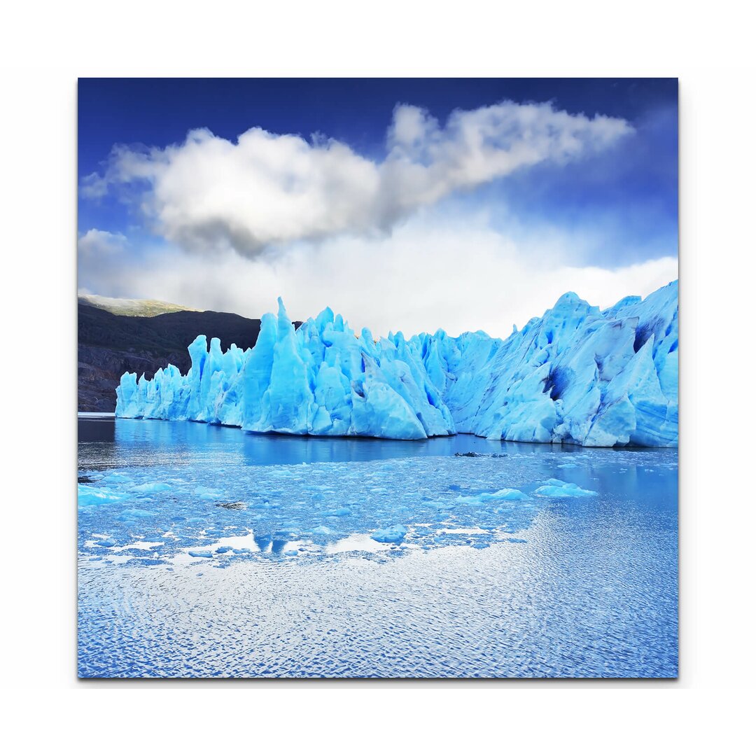 Leinwandbild Blauer Eisberg im Wasser in Argentinien