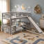 Lit superposé minimaliste en bois massif gris pour enfants, avec glissière et échelle intégrées, garde-corps surélevés et conception à profil bas pour une sécurité accrue et une protection contre les chocs.