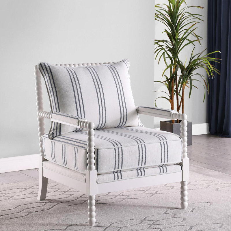Chaise de salon à rayures blanches et bleu marine, rehausse le style intérieur de la chaise avec garniture - apparence générale