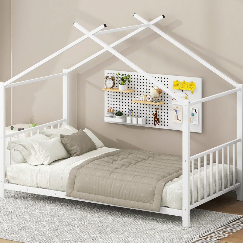 Lit plateforme simple en métal blanc - choix de chambre à coucher moderne. Fabrication robuste. Pas de sommier tapissier. Processus d'assemblage simple. 75 po x 39,2 po. Poids de 42 lb. Hauteur de 63,8 po. 18 pièces de lattes incluses