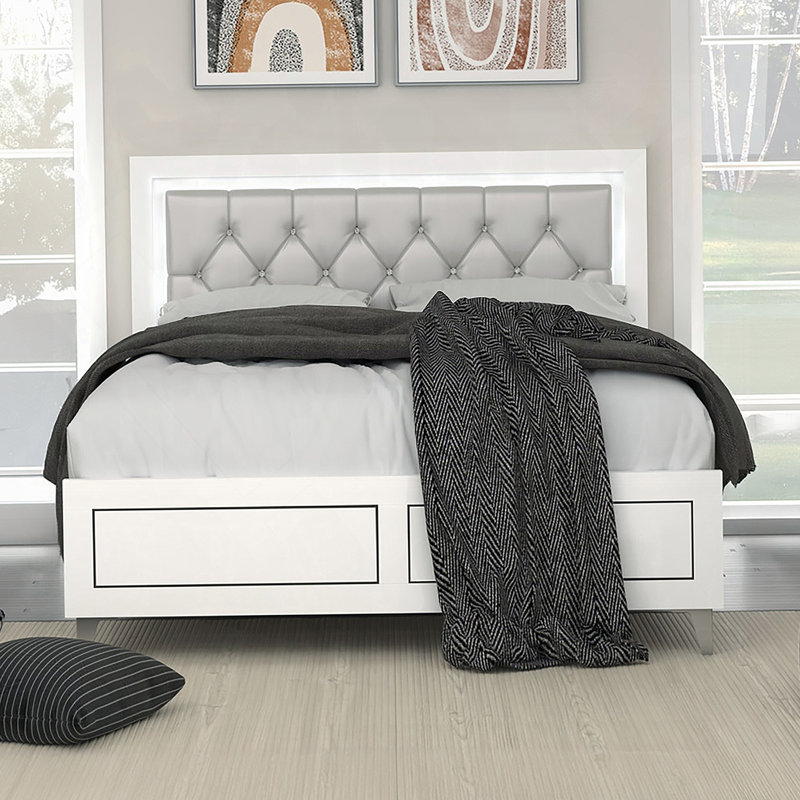 Grand lit gris et blanc avec tête de lit matelassée à DEL