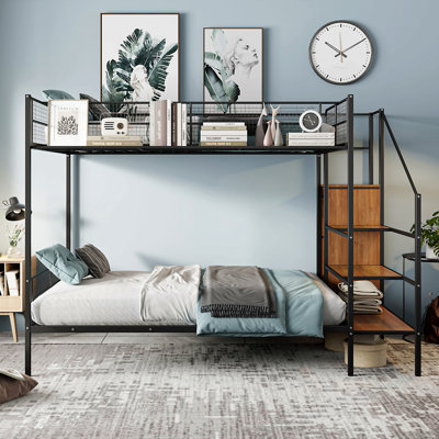Lit superposé simple au-dessus d'un lit double en métal avec étagère grillagée, échelle de rangement latérale et garde-robe, noir