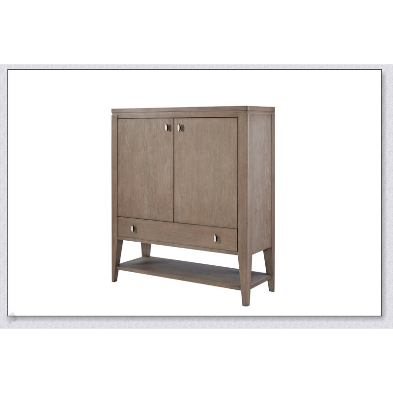 Commode de porte à finition caramel avec charnières à fermeture en douceur et rangement à compartiments multiples pour les intérieurs modernes et transitionnels