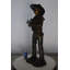 Statue Marysville Cowboy tenant une selle en bronze - Taille: L 12 po x l 11 po x H 32 po.