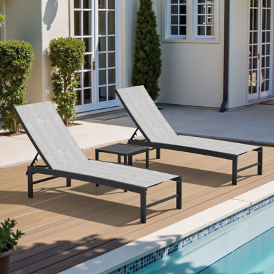  Ensemble de chaises longues inclinables en métal avec table d'appoint à lattes Antrea