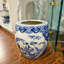 Pot de fleurs en porcelaine bleue et blanche à motif floral en forme de bocal à poissons