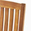 Chaise berçante avec surface en bois lisse et lattes traditionnelles en mouvement