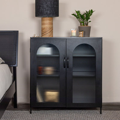 Grande armoire d'appoint en métal Solstice avec 2 tablettes de rangement réglables et porte en verre arquée
