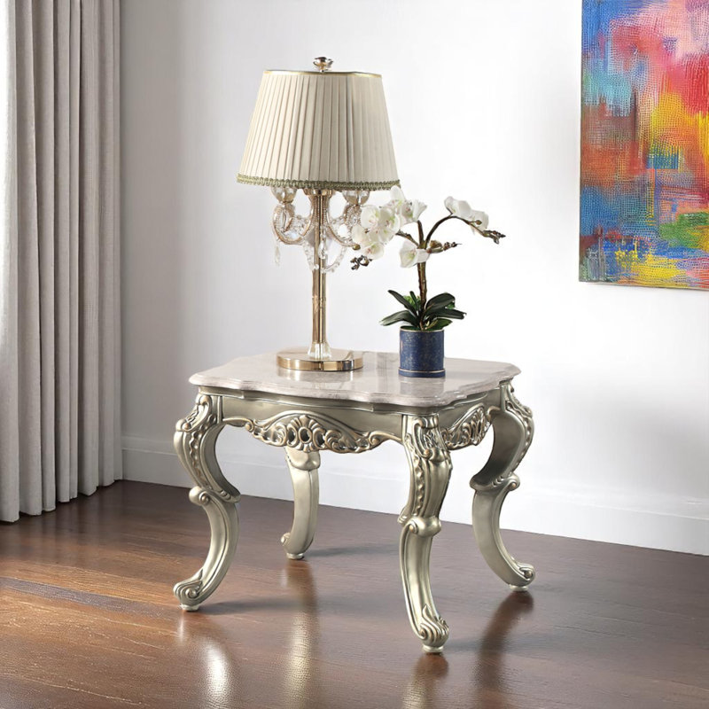 Table de bout Elegant Klynn - Plateau en marbre naturel avec pieds à volutes en bronze antique et détails de sculpture en coquillage pour le salon