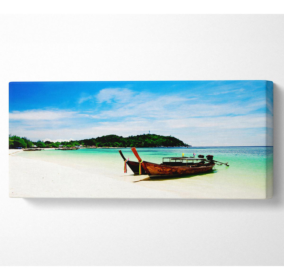 Boote auf dem weißen Sand Paradiesinsel Panoramaleinwand