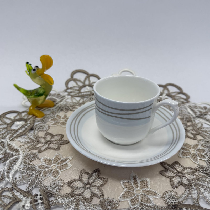 Ensemble de 6 tasses à café et soucoupes en porcelaine fine Victoria Victoria avec décor. Couleur pierre du Pacifique