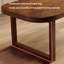 Une table de salle à manger rectangulaire en bois massif à 4 places-820096795