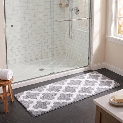 Tapis de salle de bain en coton 24 po x 60 po avec motif de treillis et base antidérapante Freida - lavable à la machine