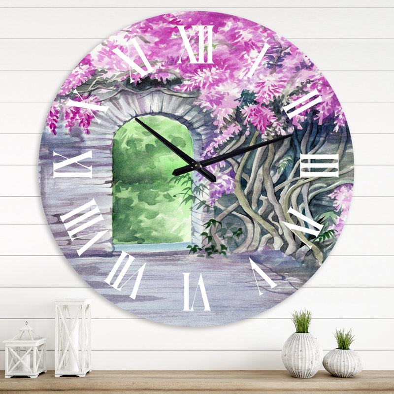 Horloge murale traditionnelle «Blossoming Wisteria Garden Over The Wall», Surdimensionné