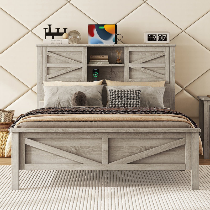 Lit plateforme Farmhouse avec porte de grange coulissante double, lit double en bois rustique avec station de charge, support à lattes de bois, gris antique