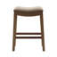 Tabouret de bar à selle élégant avec plinthe en métal et repose-pieds intégré.