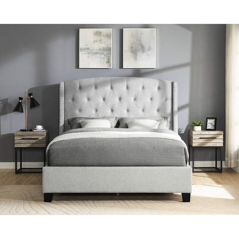 Lit double capitonné en tissu gris avec tête de lit à oreilles et tête de lit