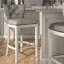 Tabouret de bar rembourré avec dossier, hauteur de 31 pouces, revêtement blanc et gris, boutons décoratifs, pivotant lisse de 180 degrés, plaque métallique sur repose-pieds, patins en plastique pour la protection du sol, assemblage facile