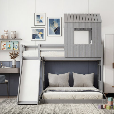 Lit simple superposé au dessus d'un lit double avec maisonnette, ferme, échelle, glissade et garde-corps