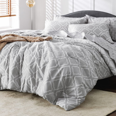 Bedsure Lightweight Quatrefoil Comforters
