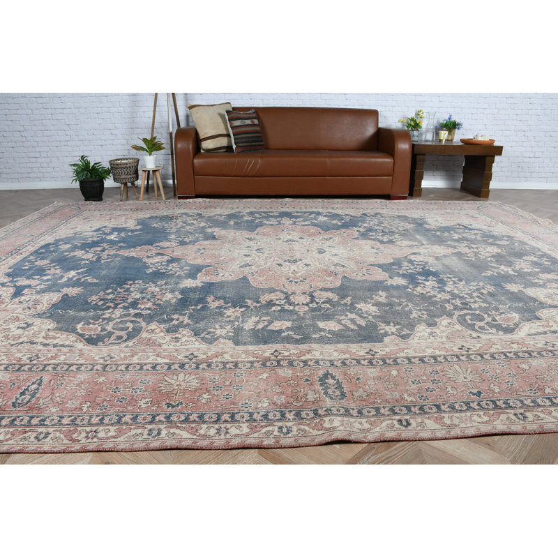 Grand tapis turc rétro fait à la main dans un élégant motif floral bleu et rouille pour un décor traditionnel