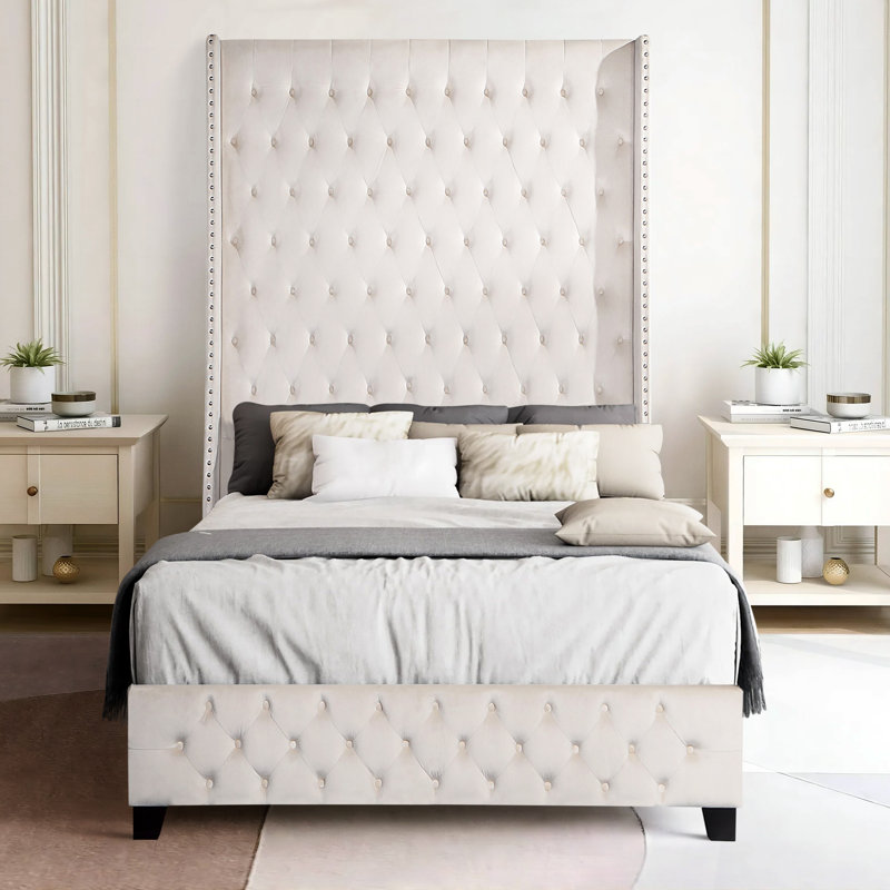 Grand lit beige Carolina avec garniture cloutée
