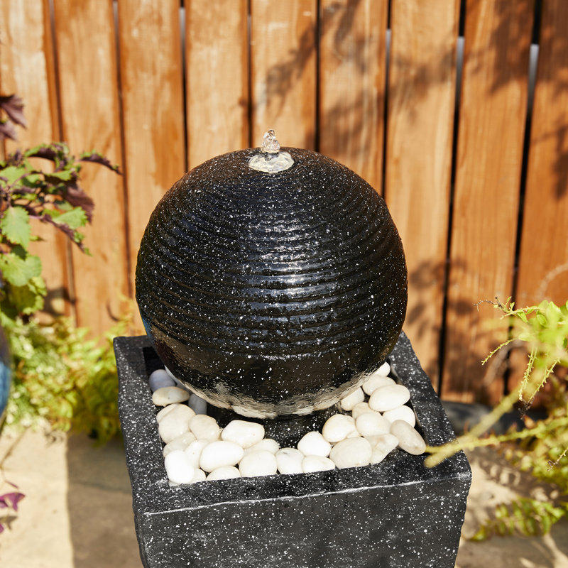 Fontaine à piédestal sphérique flottante en résine Harriman, Black